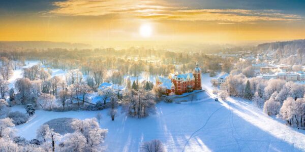 Bad Muskau - Das neue Schloss in der winterlichen Morgensonne