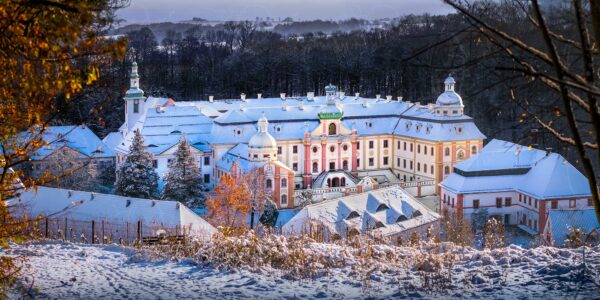 Ostritz - Winterblick auf die Barockfassaden von St. Marienthal
