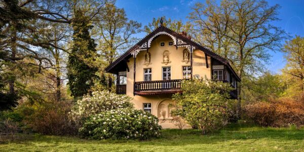 Kromlau - Blütenpracht vor dem Kavalierhaus
