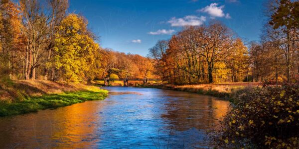 Bad Muskau - Die Neiße fließt ruhig durch den Fürst Pückler Park