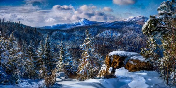Jonsdorf – Die Lausche im Winterkleid vom verschneiten Carolafelsen