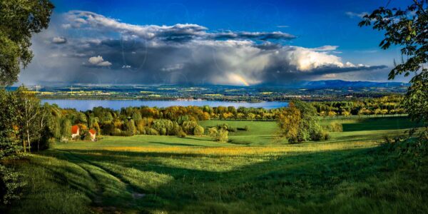 Jauernick Buschbach – Der Berzdorfer See bei einem Regensturm vor dem Isargebirgskamm