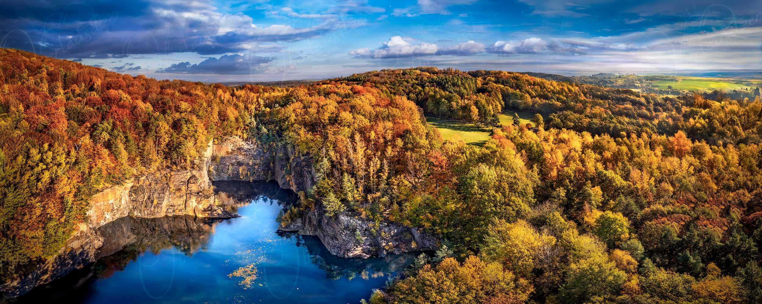 Königshein – Der blaue Königsbruch wird von bunten Herbstbäumen umrahmt